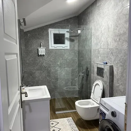 Spacious&scenic Attic In Center *